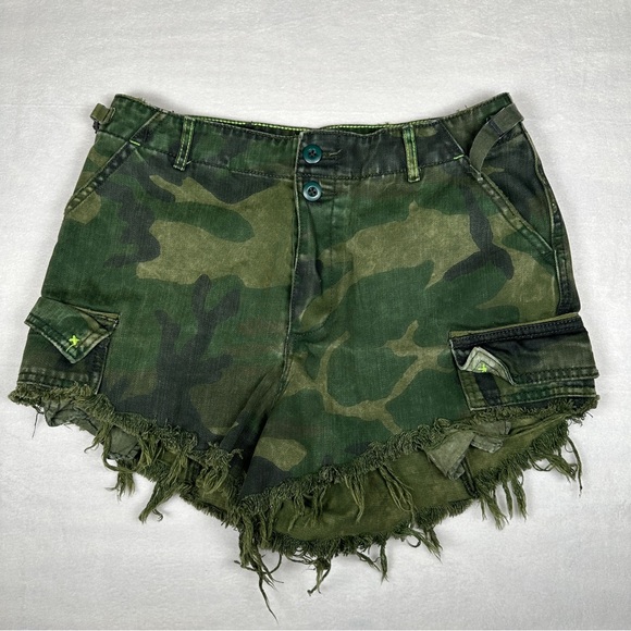 We The Free Camouflage Frayed Hem Cargo Shorts cut off distressed green - Picture 2 of 11